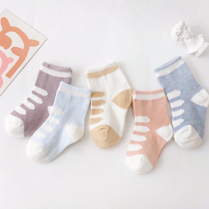 Le bébé cogne la bande dessinée antidérapage de coton organique le bébé organique que mignon cogne les chaussettes faites sur commande de bébé de coton nouveau-né drôle fou de coton
