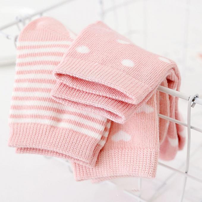 Le bébé cogne la bande dessinée antidérapage de coton organique le bébé organique que mignon cogne les chaussettes faites sur commande de bébé de coton nouveau-né drôle fou de coton