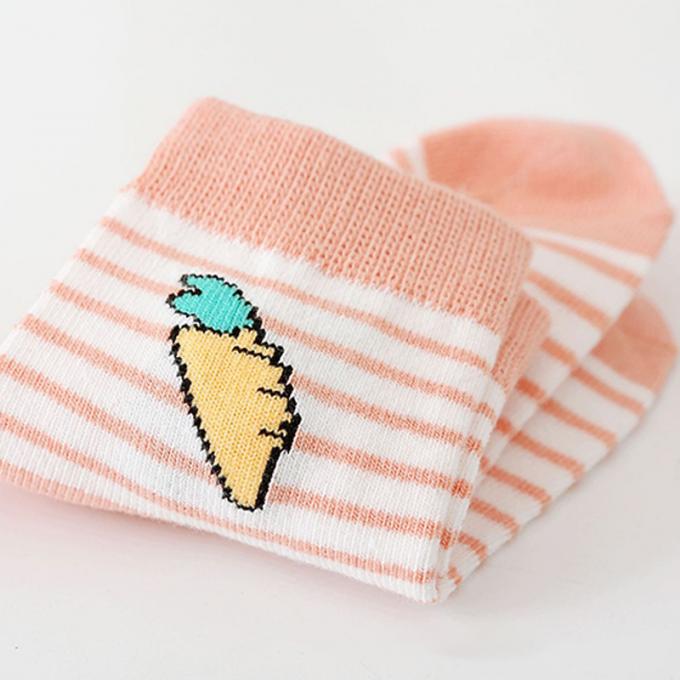 Le bébé cogne la bande dessinée antidérapage de coton organique le bébé organique que mignon cogne les chaussettes faites sur commande de bébé de coton nouveau-né drôle fou de coton