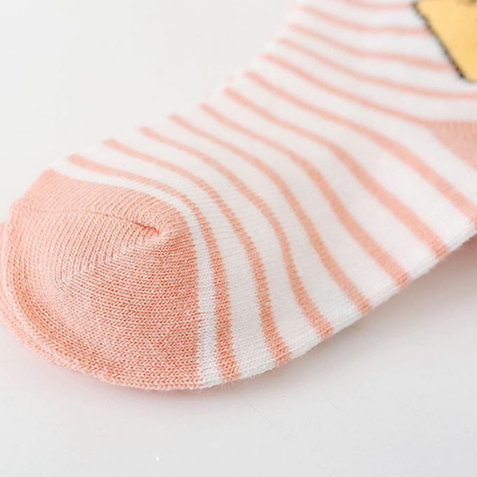 Le bébé cogne la bande dessinée antidérapage de coton organique le bébé organique que mignon cogne les chaussettes faites sur commande de bébé de coton nouveau-né drôle fou de coton