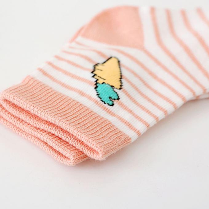 Le bébé cogne la bande dessinée antidérapage de coton organique le bébé organique que mignon cogne les chaussettes faites sur commande de bébé de coton nouveau-né drôle fou de coton