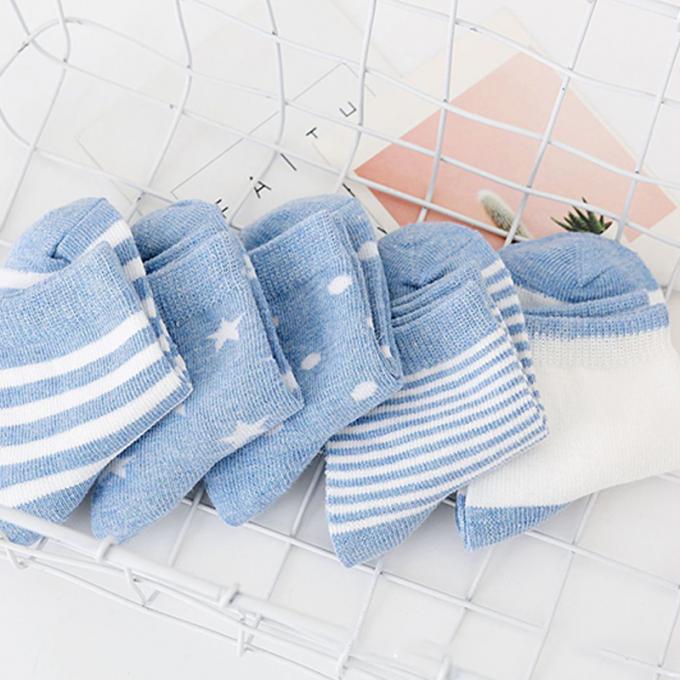 Le bébé cogne la bande dessinée antidérapage de coton organique le bébé organique que mignon cogne les chaussettes faites sur commande de bébé de coton nouveau-né drôle fou de coton