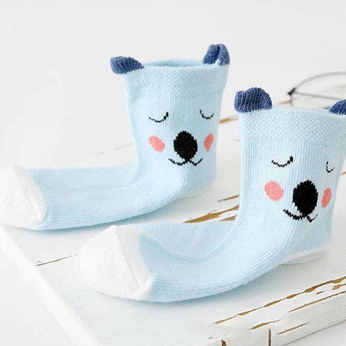 Le bébé cogne la bande dessinée antidérapage de coton organique le bébé organique que mignon cogne les chaussettes faites sur commande de bébé de coton nouveau-né drôle fou de coton
