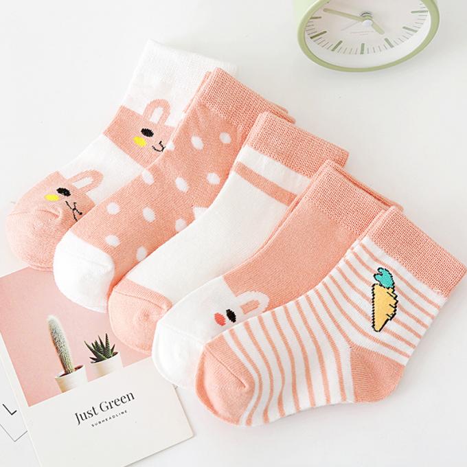 Le bébé cogne la bande dessinée antidérapage de coton organique le bébé organique que mignon cogne les chaussettes faites sur commande de bébé de coton nouveau-né drôle fou de coton