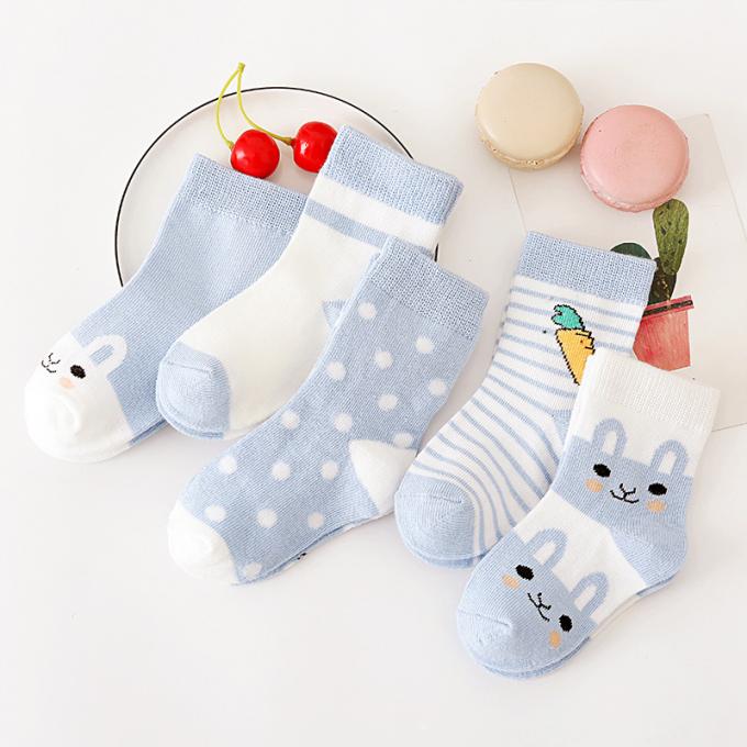 Le bébé cogne la bande dessinée antidérapage de coton organique le bébé organique que mignon cogne les chaussettes faites sur commande de bébé de coton nouveau-né drôle fou de coton