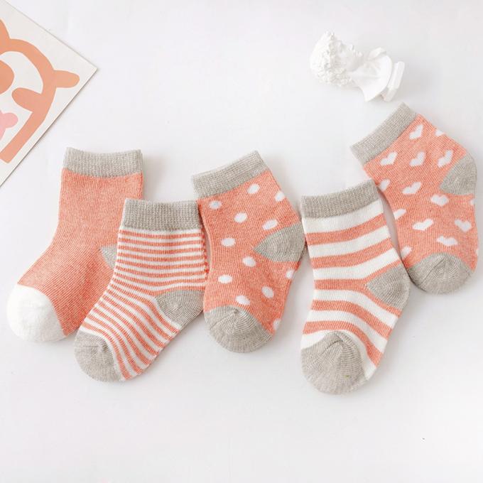 Le bébé cogne la bande dessinée antidérapage de coton organique le bébé organique que mignon cogne les chaussettes faites sur commande de bébé de coton nouveau-né drôle fou de coton
