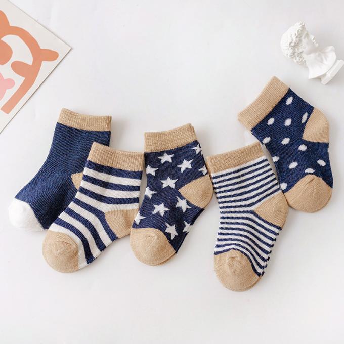 Le bébé cogne la bande dessinée antidérapage de coton organique le bébé organique que mignon cogne les chaussettes faites sur commande de bébé de coton nouveau-né drôle fou de coton