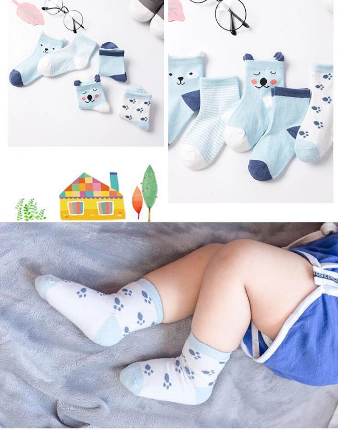 Le bébé cogne la bande dessinée antidérapage de coton organique le bébé organique que mignon cogne les chaussettes faites sur commande de bébé de coton nouveau-né drôle fou de coton