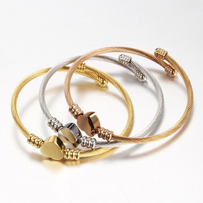 Montres en forme de coeur en acier de bracelet de mode de Rose Gold Plated Bangle Ladies de bracelet de titane de câble