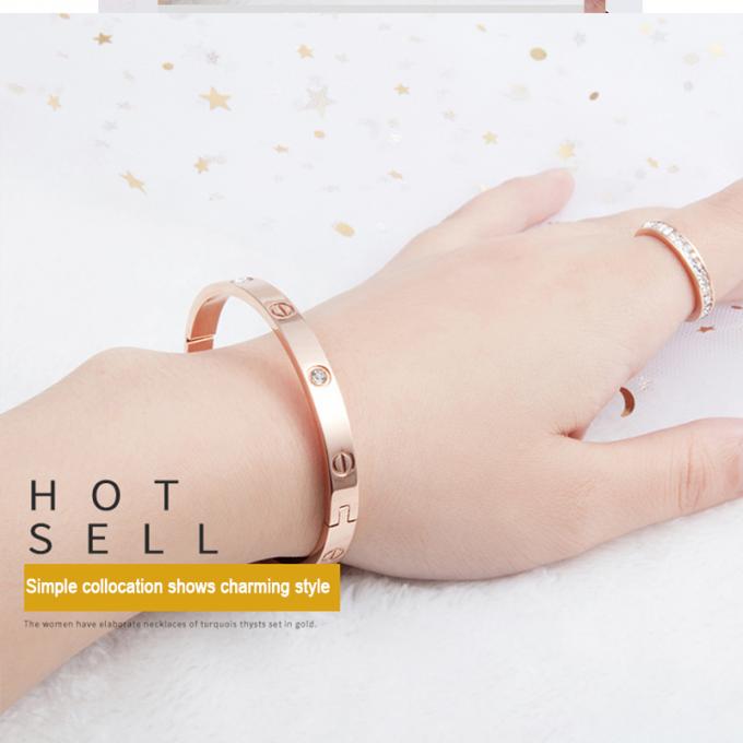 L'or de femme de charme de bracelets d'acier inoxydable de dames de bracelets de luxe de bracelets et d'anneau a plaqué