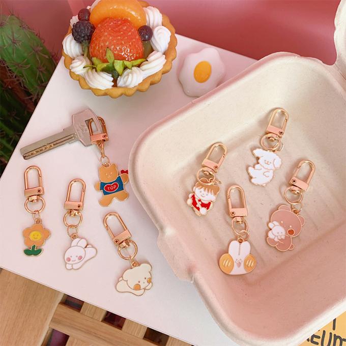 Le sac pendant de lapin de chaîne principale petit en métal en gros de fleur ornemente la bande dessinée mignonne Keychains d'accessoires pour des femmes