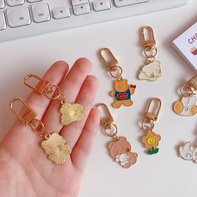 Le sac pendant de lapin de chaîne principale petit en métal en gros de fleur ornemente la bande dessinée mignonne Keychains d'accessoires pour des femmes