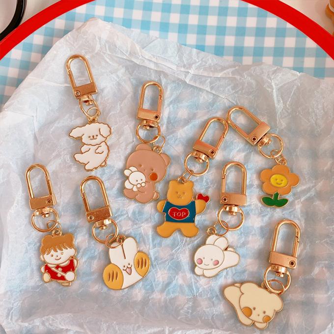 Le sac pendant de lapin de chaîne principale petit en métal en gros de fleur ornemente la bande dessinée mignonne Keychains d'accessoires pour des femmes