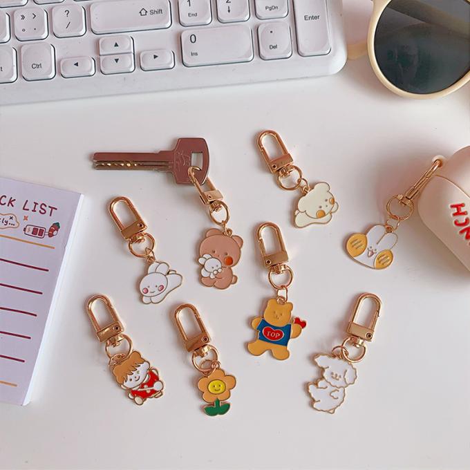 Le sac pendant de lapin de chaîne principale petit en métal en gros de fleur ornemente la bande dessinée mignonne Keychains d'accessoires pour des femmes